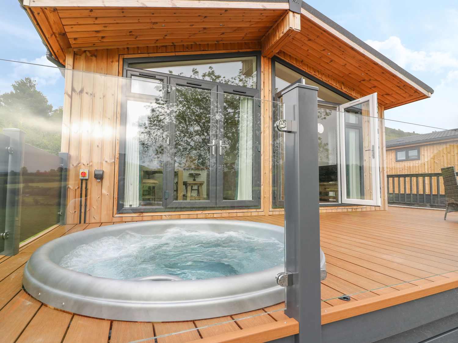 Uk Hot Tub Breaks At Low Prices Cheap Cottage Hot Tub Breaks 20212022 
